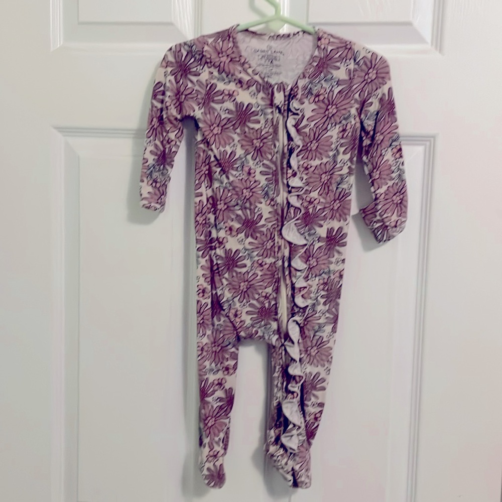 Caden Lane Bamboo Zipper Ruffle Footie Maya’s Moody Floral Size 6-9 Months